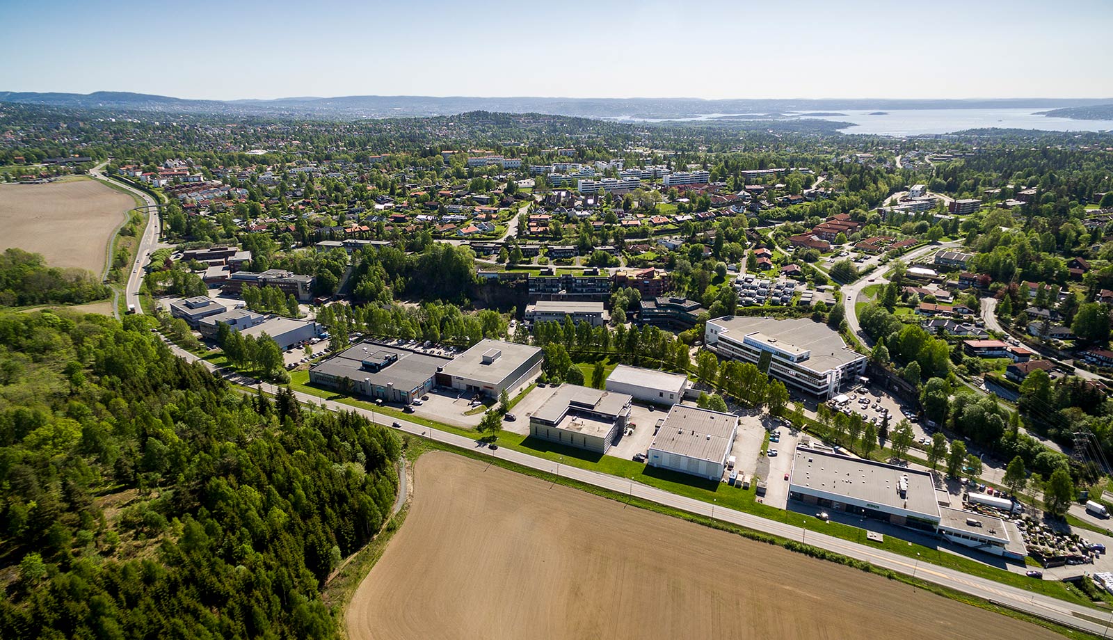 Flyfoto over næringsområdet på Grini med utsikt mot Oslofjorden